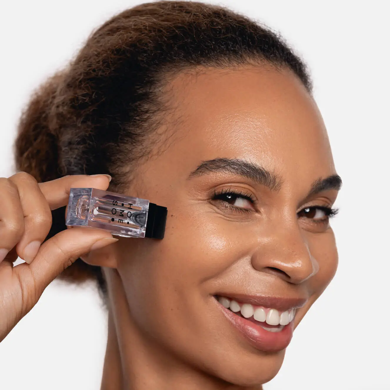 Применение сыворотки для ухода за кожей с экзосомами с помощью аппликатора HoMEso для микроигольчатой рутинной процедуры.