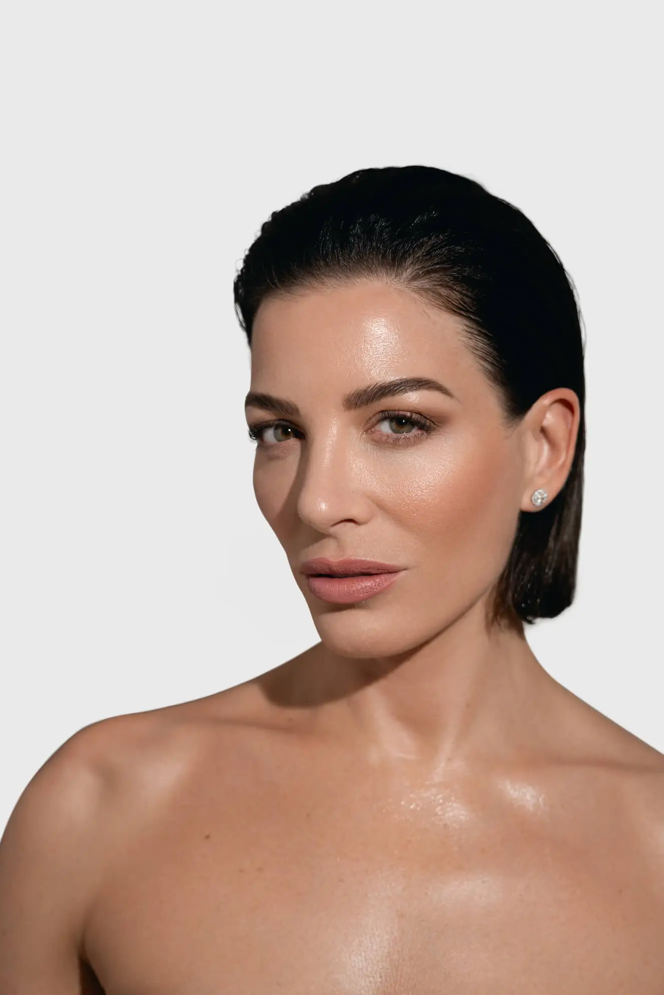 Žena so žiarivou pokožkou, ktorá ukazuje hlbokú hydratáciu a podporu bariéry.