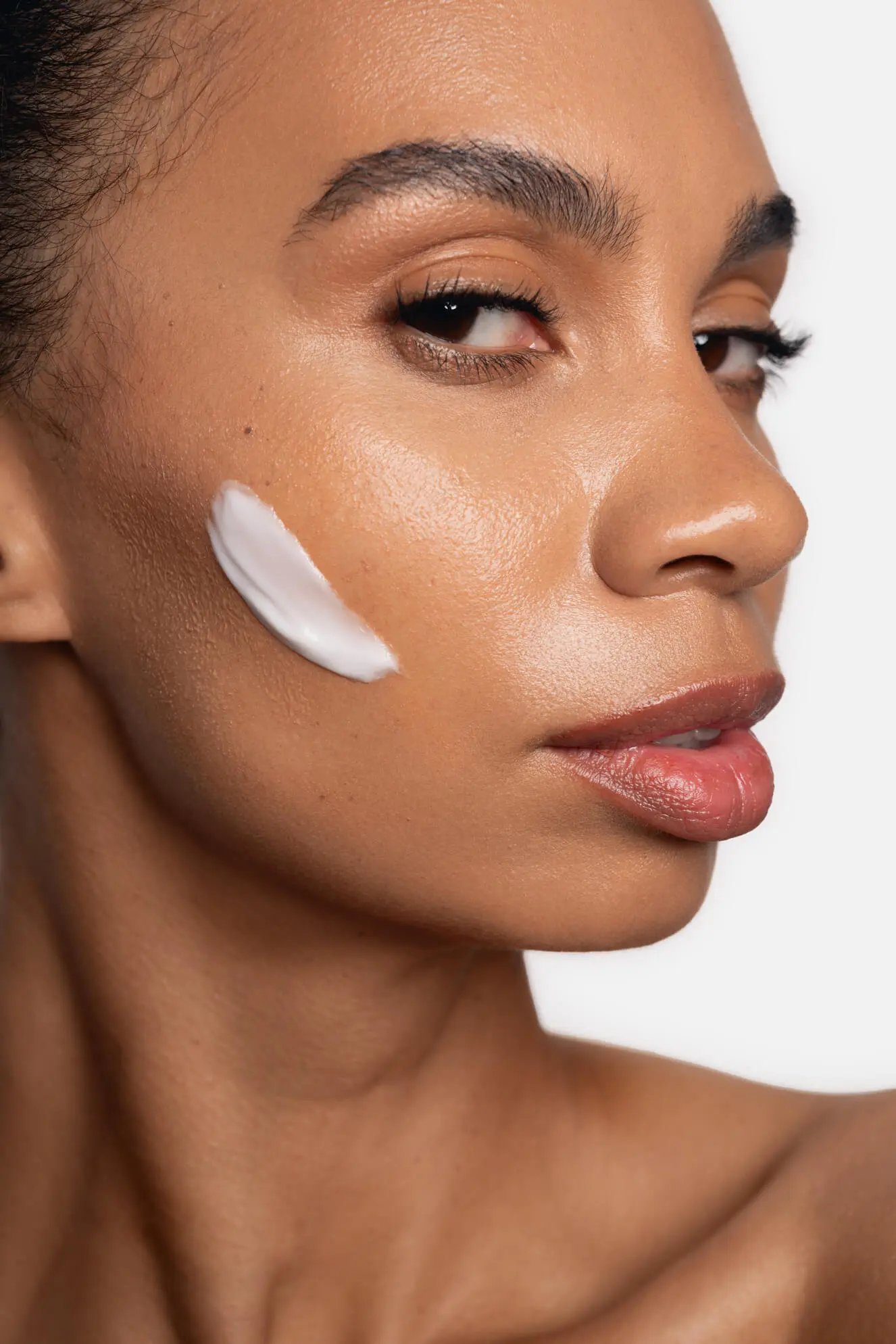 Krem kojący naniesiony na twarz, reprezentujący bezpieczną opiekę po mikronakłuwaniu.