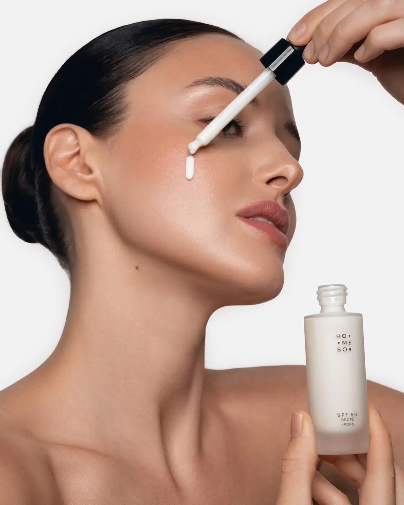 Nakładanie na twarz nawilżających kropli serum HoMEso podczas pielęgnacji po mikronakłuwaniu.