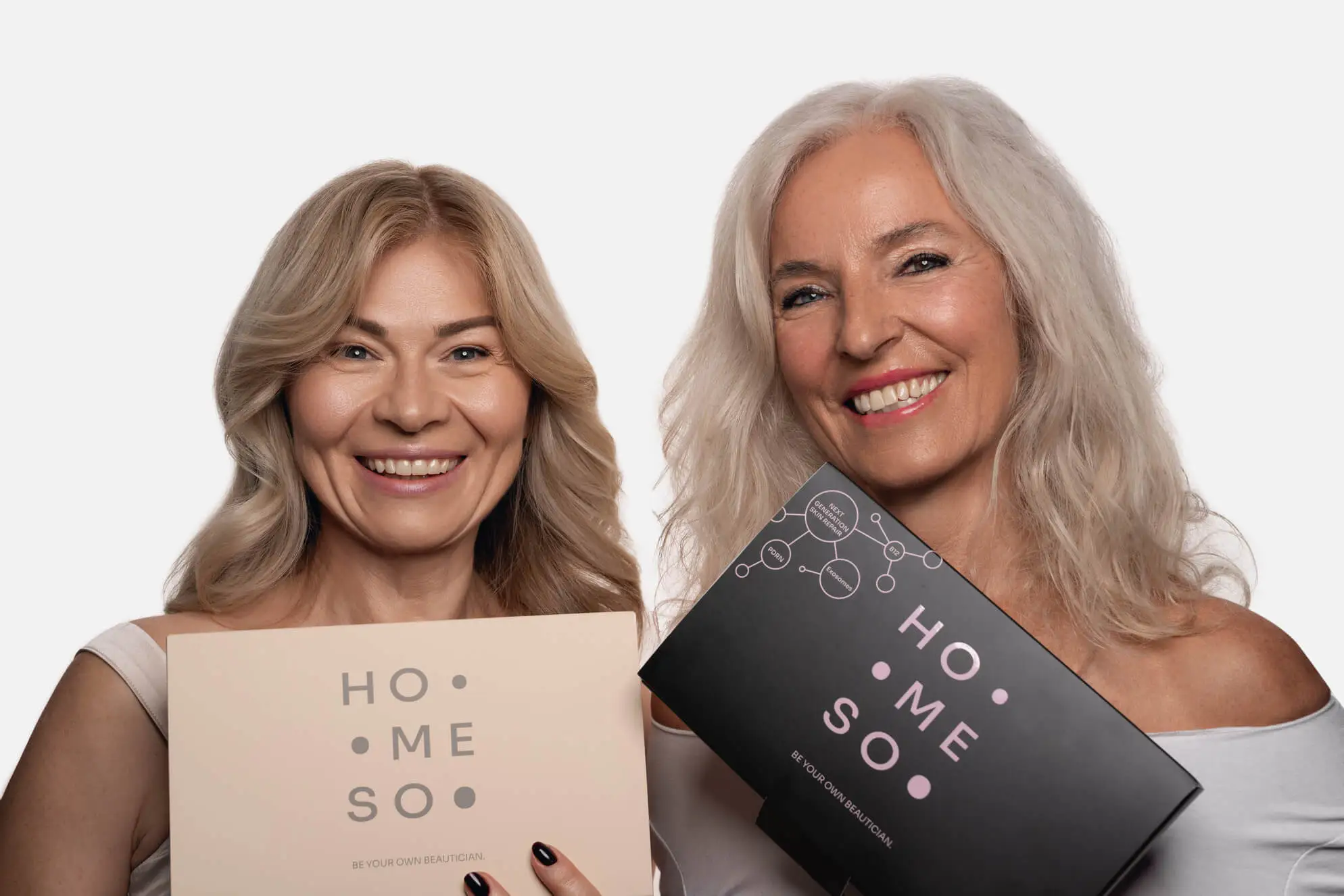 Dwie kobiety w różnym wieku trzymające zestawy mikronakłuwania HoMEso Classic i Premium.