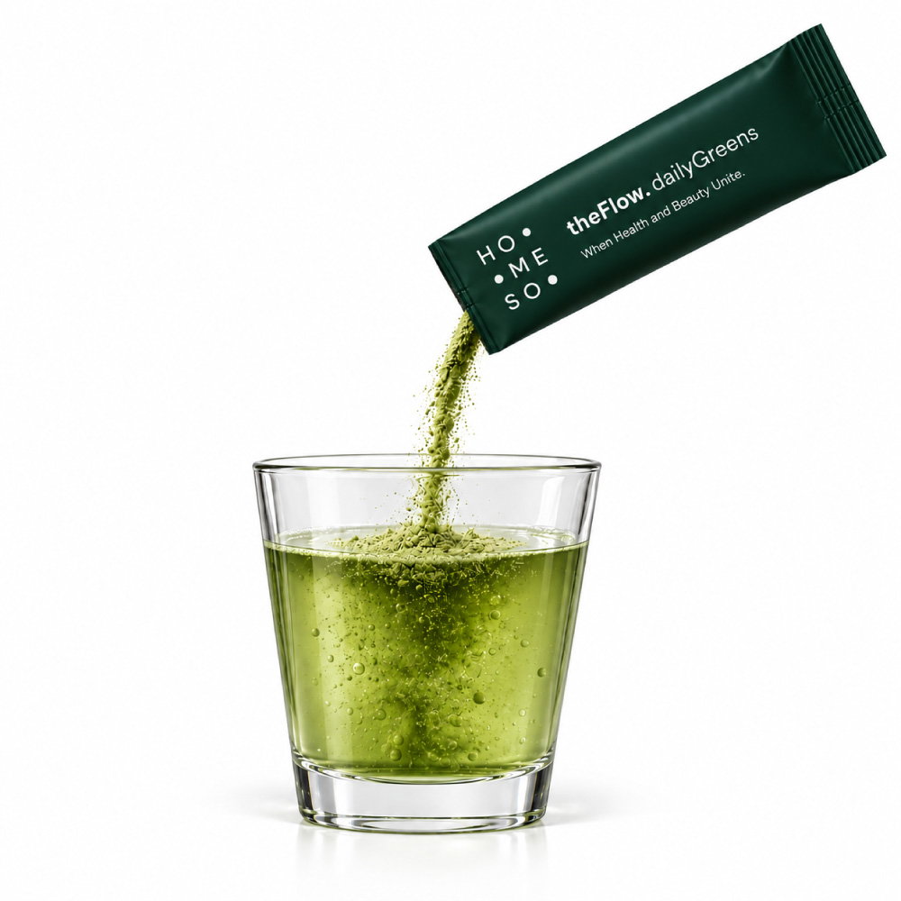 Poudre de theFlow. dailyGreens versée d’un sachet dans un verre d’eau